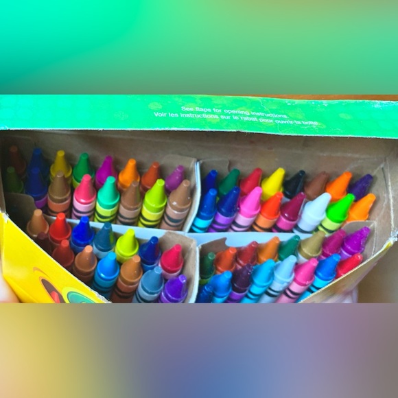 🖍Crayola Crayons & Sharpener-New - Picture 2 of 3